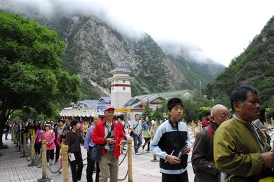 九寨溝單日游客破2萬，景區管理如何應對春游高峰？